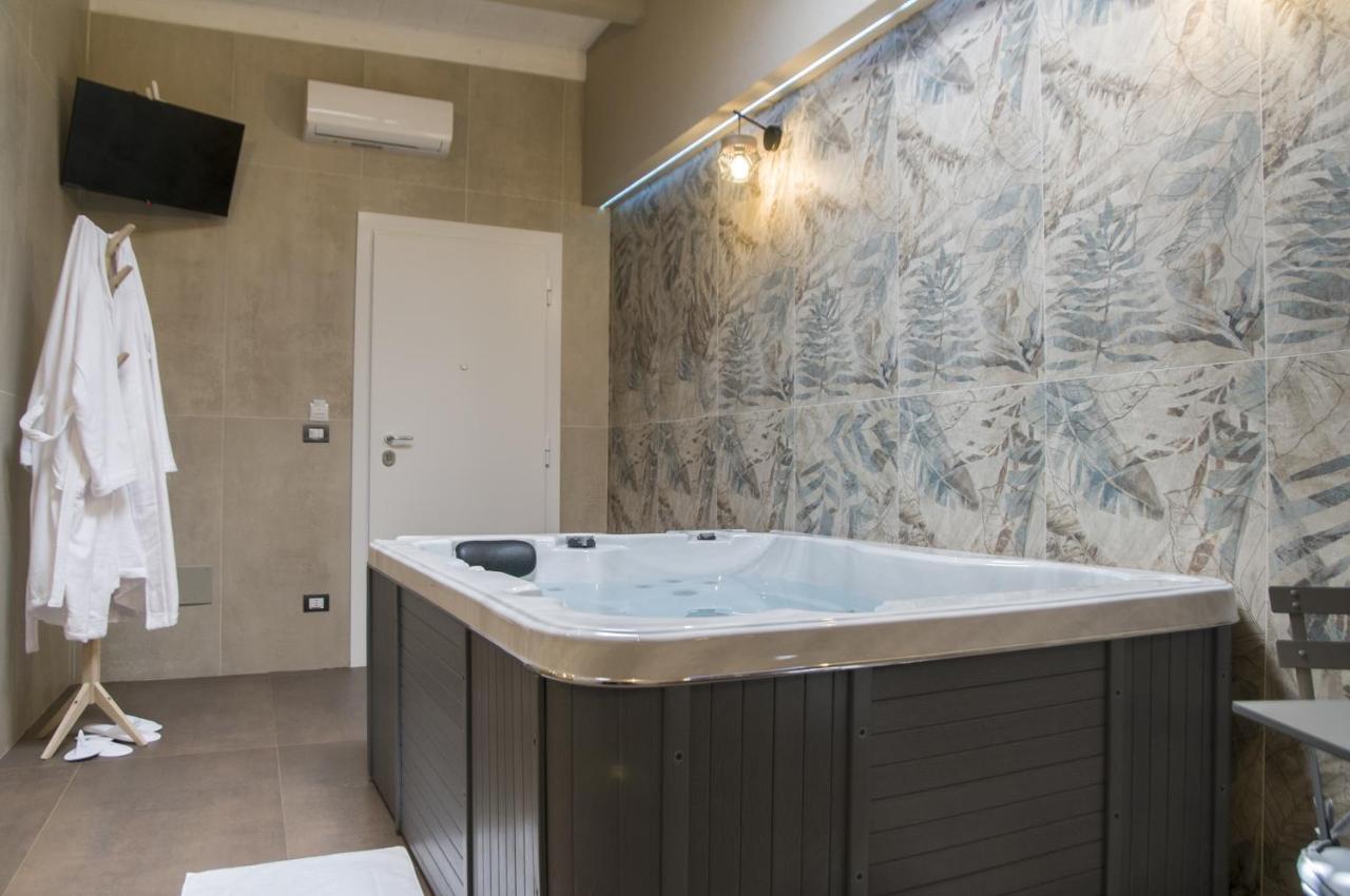 Suite 18 Luxury Apartments Bari Buitenkant foto
