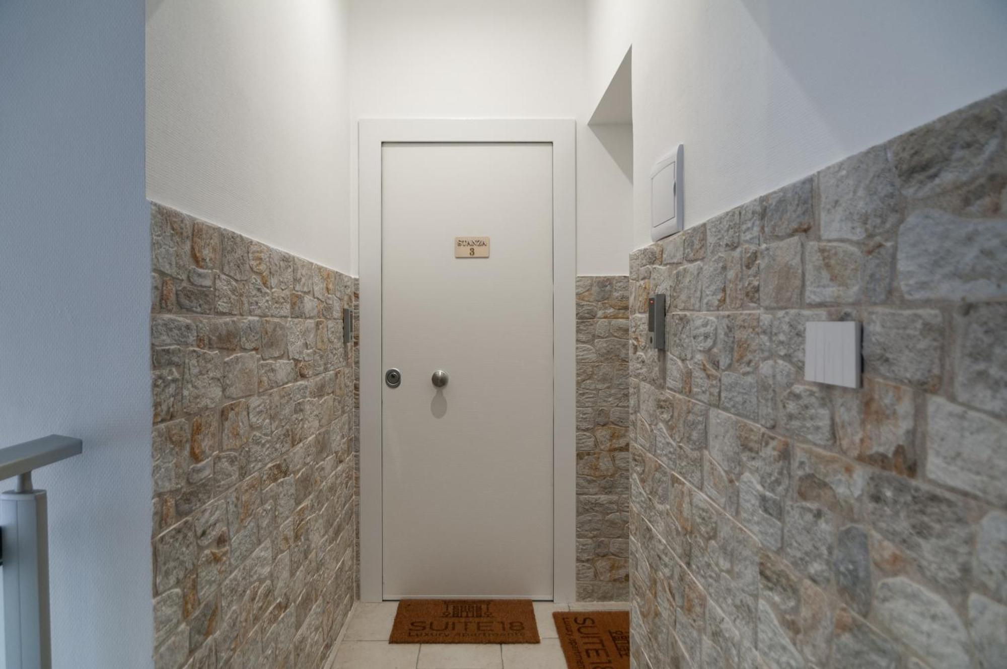 Suite 18 Luxury Apartments Bari Buitenkant foto